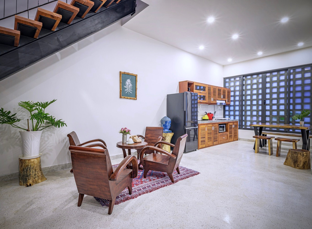 Do chiều dài gấp đôi chiều rộng, căn nhà được thiết kế theo phương án khép kín với bên ngoài nhưng bên trong là không gian mở liên thông, có nắng gió ngập tràn. Ảnh: Phan Duy Hao