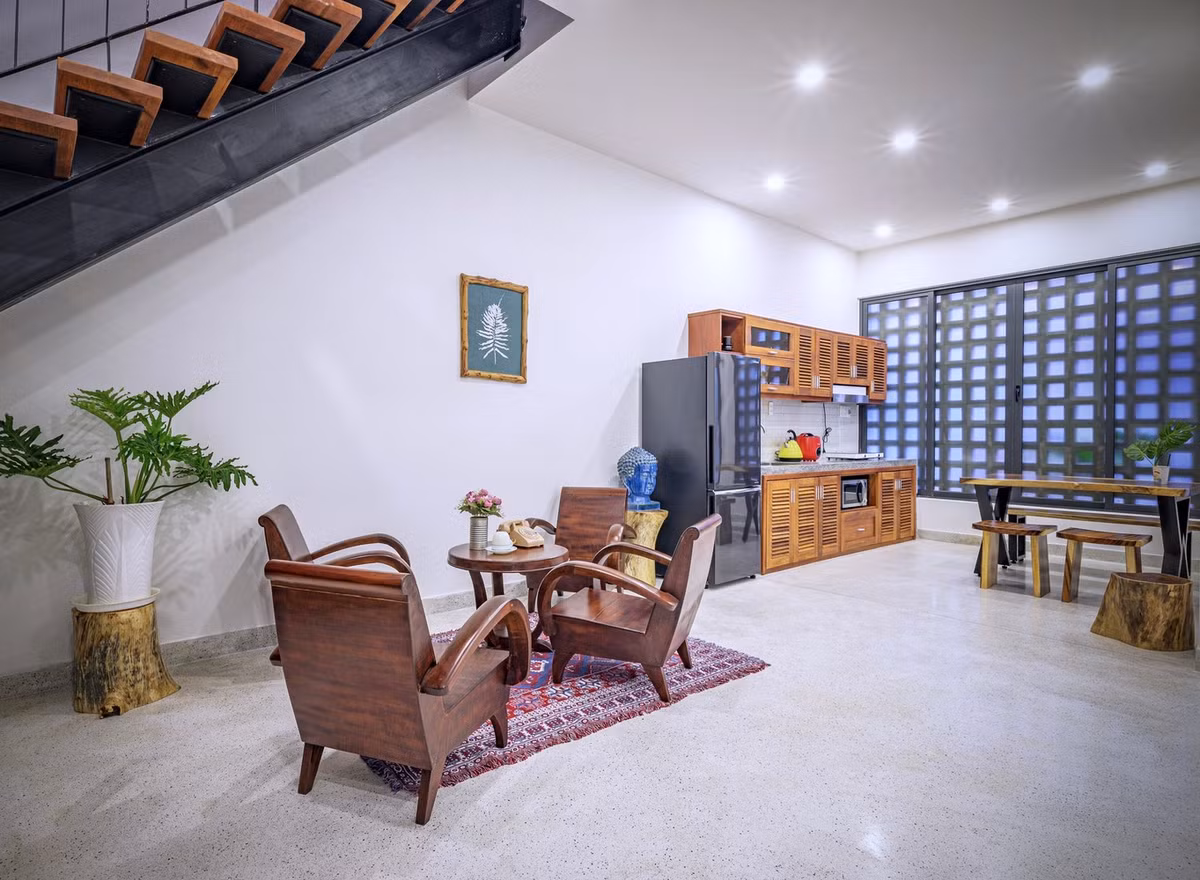 Do chiều dài gấp đôi chiều rộng, căn nhà được thiết kế theo phương án khép kín với bên ngoài nhưng bên trong là không gian mở liên thông, có nắng gió ngập tràn. Ảnh: Phan Duy Hao