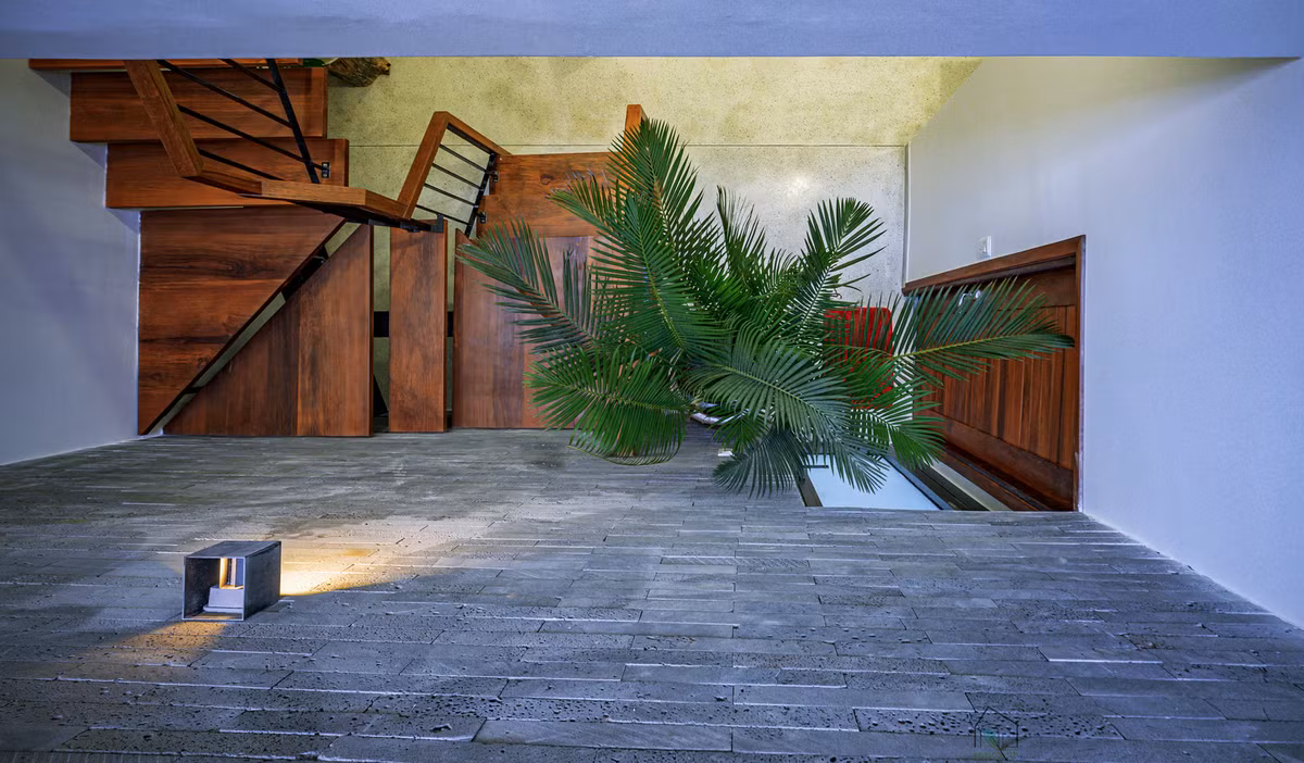 Vì vậy, kiến trúc sư kết hợp cây xanh với các vật liệu màu thô như: gạch đỏ, tường xi măng bên ngoài để sơn ngoại thất tự nhiên và mộc mạc. Ảnh: Phan Duy Hao