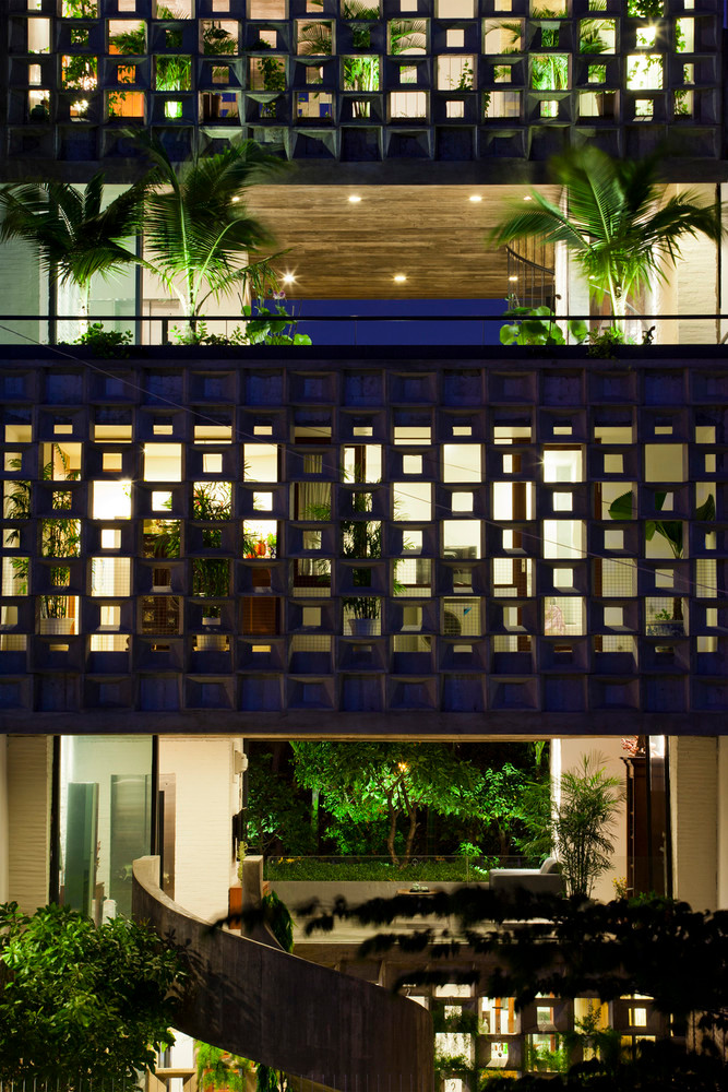 Khối hoa văn bê tông không chỉ chống nắng, thông gió tự nhiên mà còn tăng cường sự riêng tư và an toàn. Ảnh: Hiroyuki Oki