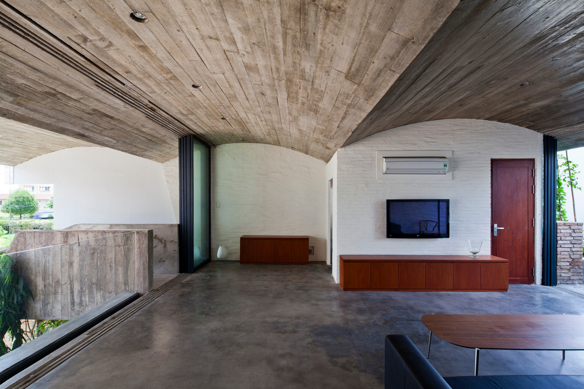 Ba khối được dịch chuyển qua lại để đưa ánh sáng tự nhiên vào các không gian ở giữa, đồng thời tạo ra những khu vườn nhỏ trên mỗi tầng. Ảnh: Hiroyuki Oki