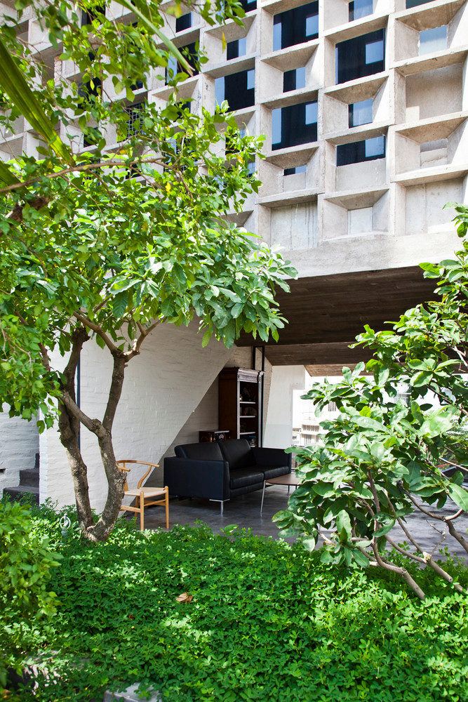 Trong bối cảnh có sự giao thoa này, căn nhà được thiết kế để phù hợp với hai lối sống khác nhau trong khí hậu nhiệt đới; lối sống hiện đại và thoải mái với các thiết bị cơ khí như máy điều hòa không khí, và lối sống tự nhiên và truyền thống, tận dụng ánh sáng và thông gió tự nhiên với nước và cây xanh. Ảnh: Hiroyuki Oki