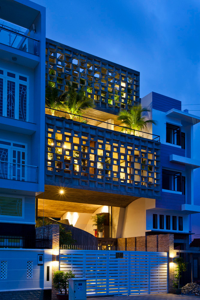 Khu đất có hai đặc điểm khác biệt, một mặt đối diện với con phố ồn ào và bụi bặm trong khu vực đô thị hoá điển hình của thành phố và một bên rất gần kênh đào và Thảo cầm viên Sài Gòn với nhiều cây xanh. Ảnh: Hiroyuki Oki