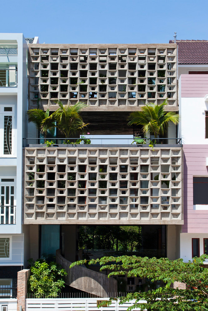 Nha pho voi mat tien be tong duc lo doc dao o TP HCM