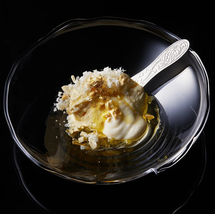 Để thưởng thức trọn vẹn hương vị, thực khách phải tuân thủ tỉ mỉ các bước khi sử dụng món "kem đắt nhất thế giới" này. Ảnh: CNN