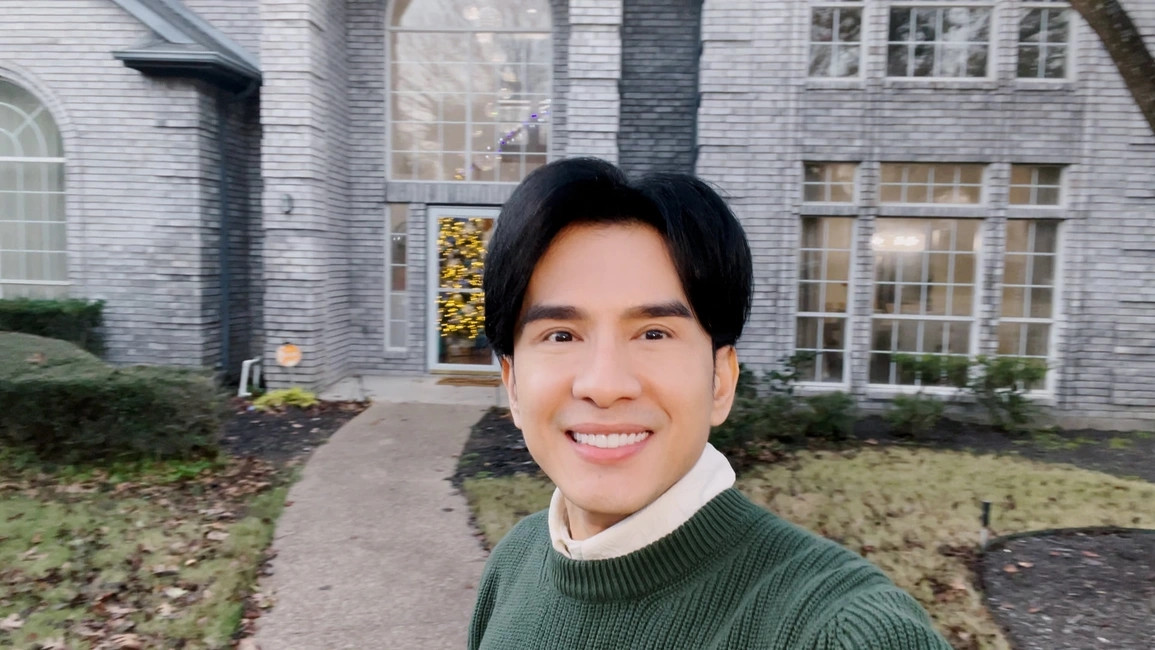 Đan Trường tự tay chọn từng chiếc bàn, ghế, đèn, thay sàn gỗ để chăm chút cho ngôi nhà. Ảnh: FBNV