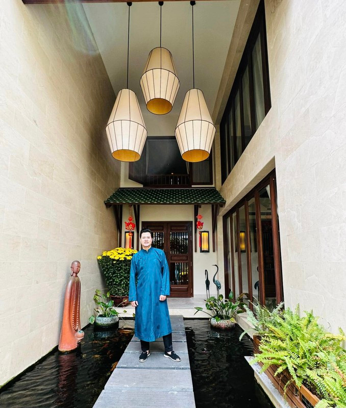 Không gian bên ngoài ngôi nhà thơ mộng với nhiều cây xanh và hồ nước. Ảnh: FBNV