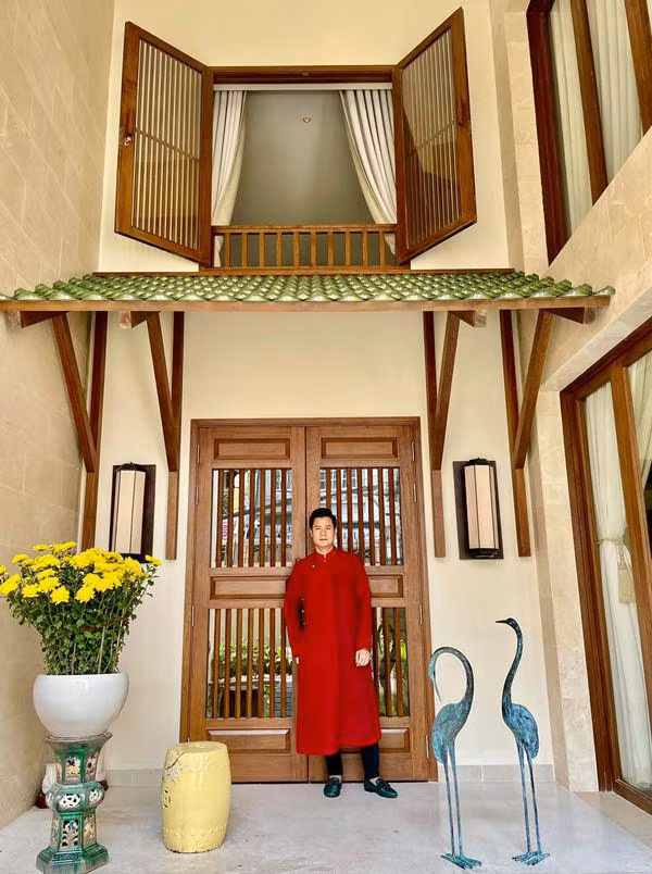 Tại Việt Nam, Quang Dũng căn nhà 3 tầng với lối kiến trúc gợi nhiều hoài niệm. Ảnh: FBNV