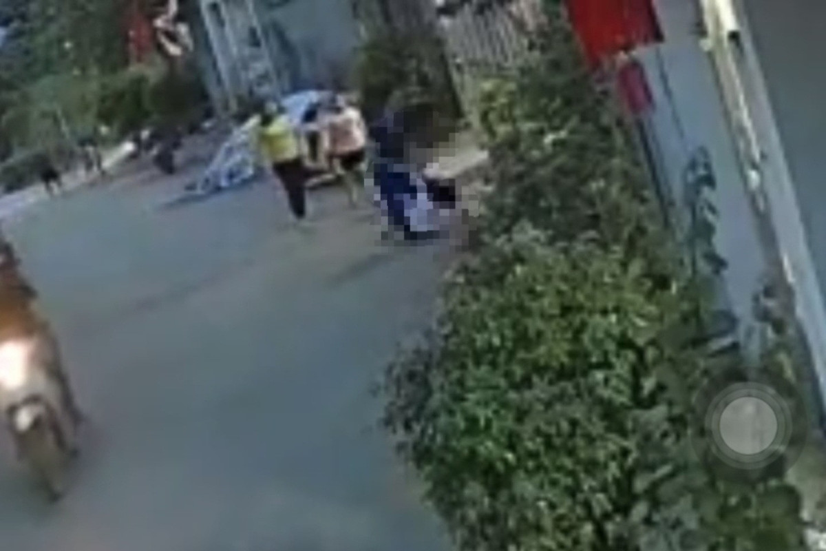 Dang xac minh clip be gai 8 tuoi bi hang xom danh da man