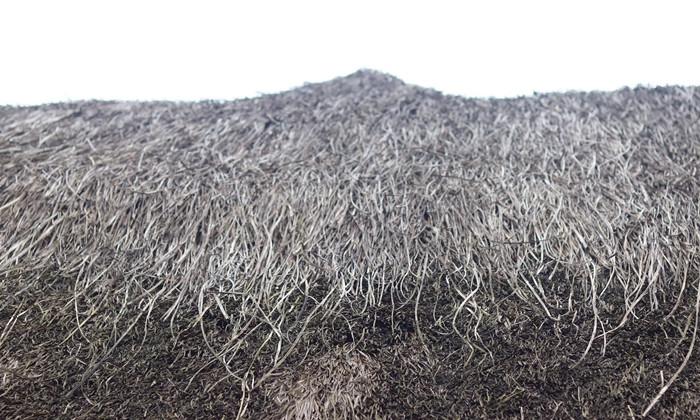 Theo chủ nhân, căn nhà mang kiến trúc độc đáo, mái bổi được dày từ 70cm đến 1m và bao quanh bởi tường bao. Ảnh; Daidoanket