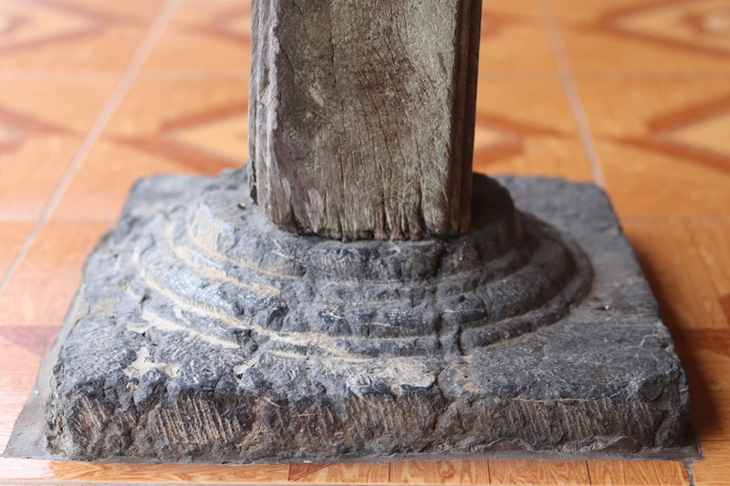 Cột chống đỡ ngôi nhà làm hoàn toàn bằng gỗ lim, phía dưới có trụ đá chắc chắn. Ảnh: Daidoanket