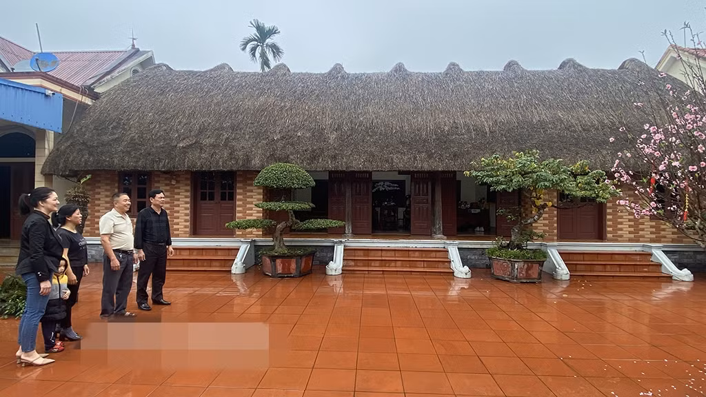 Phía trước ngôi nhà có nhiều cây cảnh như sanh, khế...rất đẹp. Ảnh: Dân Việt