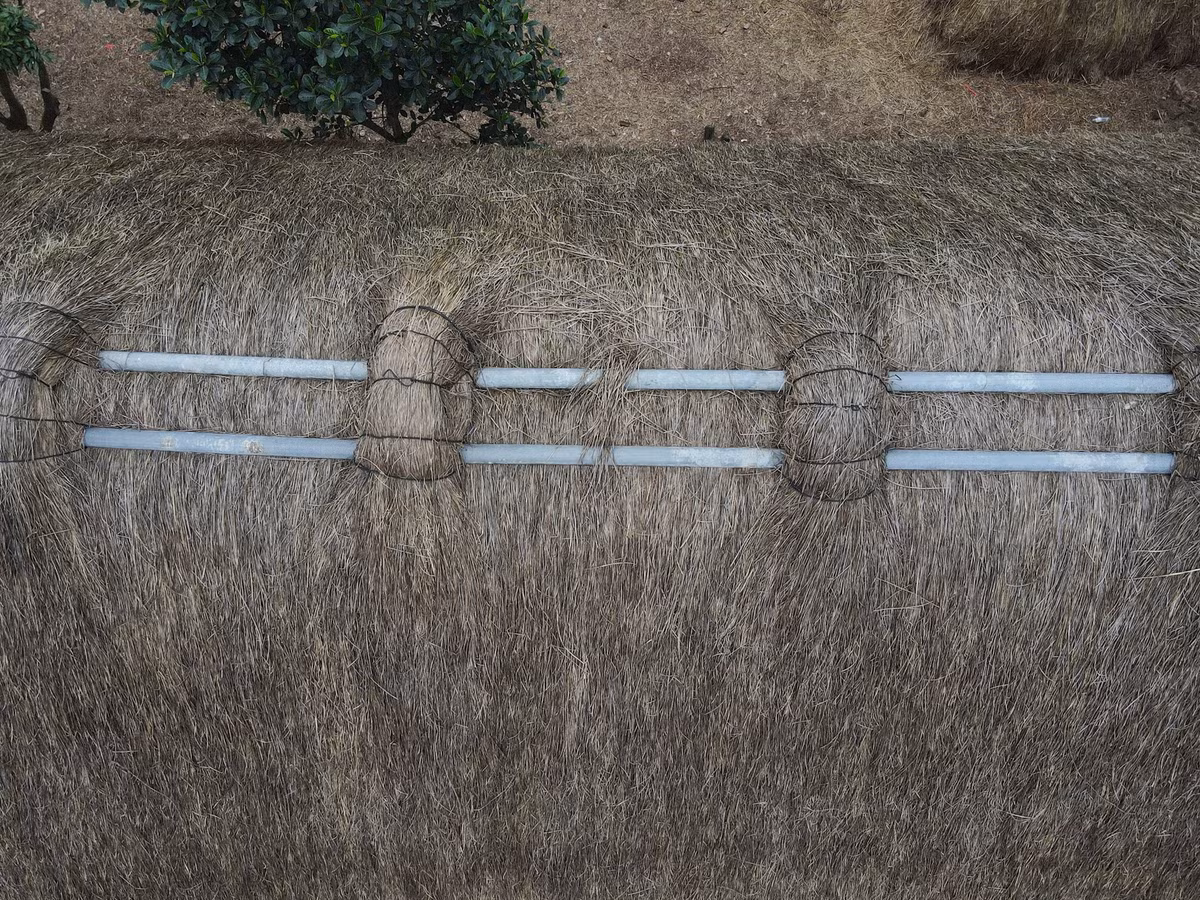 Trên nóc nhà mái bổi có những ụ cói nhỏ bện vào xà nhà để giữ chặt mái, vừa đảm bảo an toàn mỗi khi gió bão, vừa giúp trang trí. Ảnh; Daidoanket