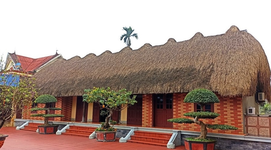 Nhà gồm 5 gian, khung nhà bên trong bằng gỗ lim, rui mè được dùng bằng luồng, mái lợp bằng cói. Ảnh: Vietnamnet