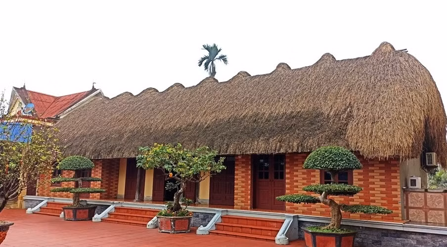 Nhà gồm 5 gian, khung nhà bên trong bằng gỗ lim, rui mè được dùng bằng luồng, mái lợp bằng cói. Ảnh: Vietnamnet