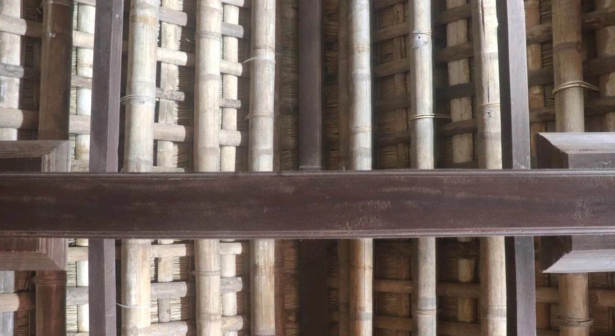 Khung nhà mái bổi được làm bằng cây luồng. Ảnh; Dân Việt