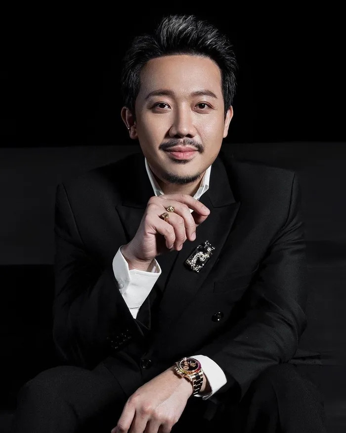 Chiếc Rainbow Daytona Everose Gold đến từ thương hiệu Rolex trong bộ sưu tập của nam MC đính 36 viên đá quý, dây đeo chế tác từ vàng hồng 18K, giá khoảng 100.000 USD (khoảng hơn 2 tỷ đồng). Ảnh: @tuilatranthanhday