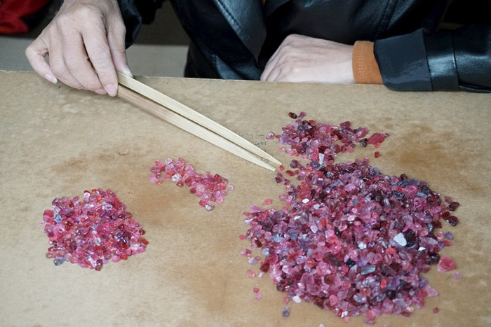 Việc lựa chọn màu đòi hòi người có kinh nghiệm để khi đính lên tranh mới chuẩn màu. Ảnh: Daidoanket