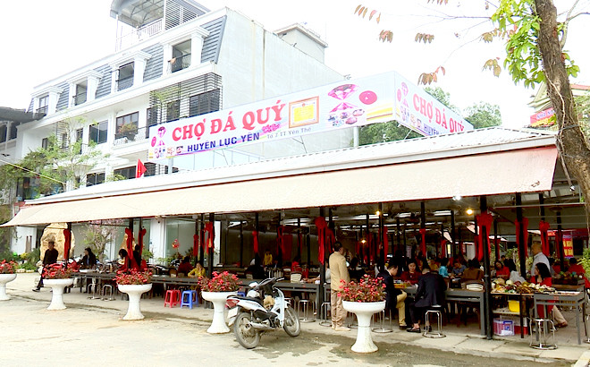 Chợ đá quý ở Lục Yên bắt đầu hình thành từ những năm 90 của thế kỷ trước khi người dân biết được giá trị thật của viên Ruby Hồng ngọc nằm trong lòng đất. Ảnh: Baoyenbai