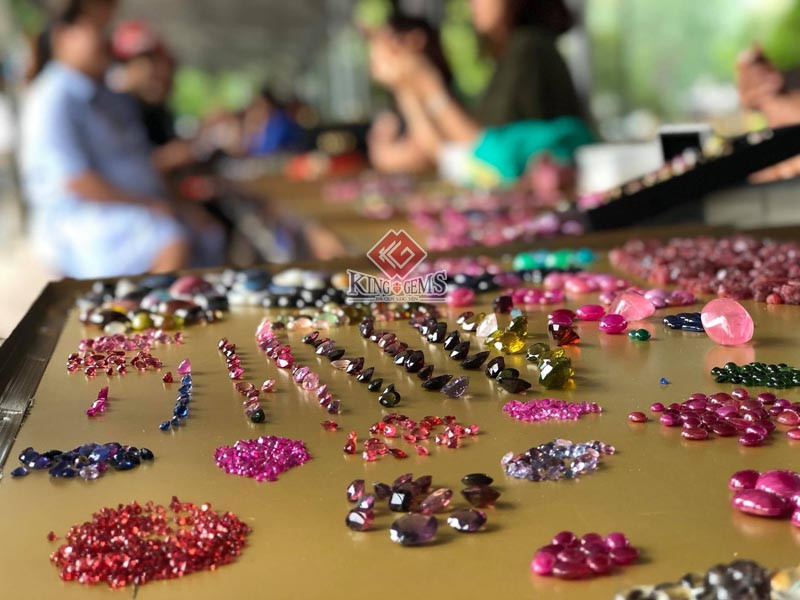 Chợ có gần 100 bàn bán đá quý, mỗi bàn đá ở đây có số lượng hàng giá trị vài trăm triệu đồng đến hàng tỷ đồng. Ảnh: Daquylucyen
