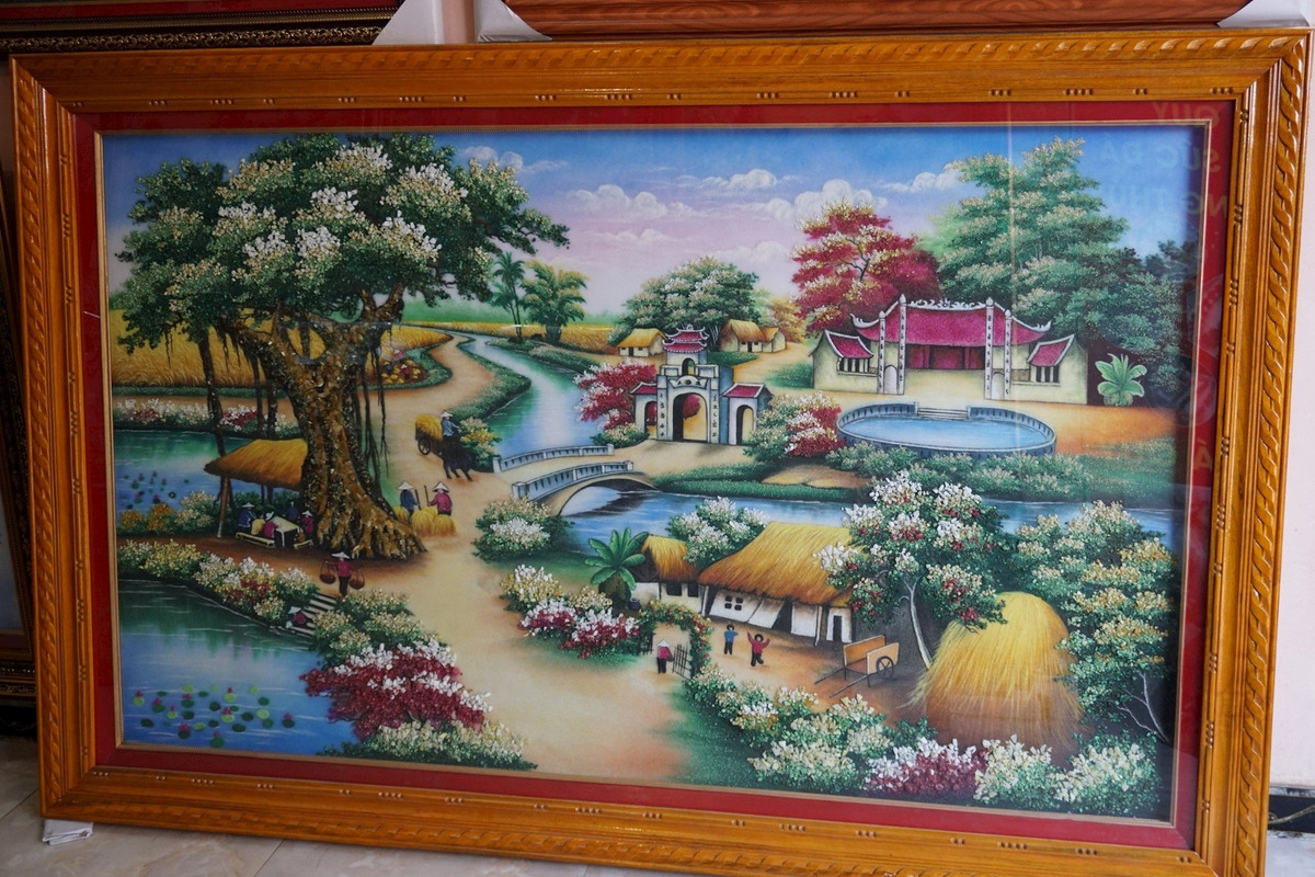 Lục Yên còn có nghề làm tranh đá quý từ vài chục năm trước. Để làm ra những bức tranh khổ lớn, giá trị hàng chục, hàng trăm triệu đồng phải trải qua nhiều công đoạn cầu kỳ. Ảnh: Daidoanket