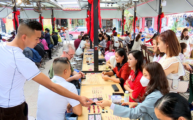 Chợ đá quý Lục Yên được xem là một trong những "thủ phủ" kinh doanh đá quý lớn nhất Việt Nam. Chợ mở cửa tất cả các ngày trong tuần. Ảnh: Baoyenbai