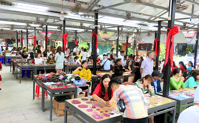 Dù bán đá quý nhưng các gian hàng được thiết kế rất đơn giản, chỉ là những tấm gỗ có kích thước 70 x 50 cm đặt ngay dưới mặt đất và kê sát nhau. Ảnh: Baoyenbai