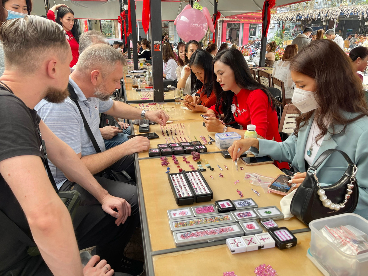 Mỗi ngày chỉ hoạt động khoảng 3-4 tiếng nhưng chợ rất nhộn nhịp, đông vui và thường tấp nập hơn vào các ngày cuối tuần. Ảnh: Baotainguyenmoitruong