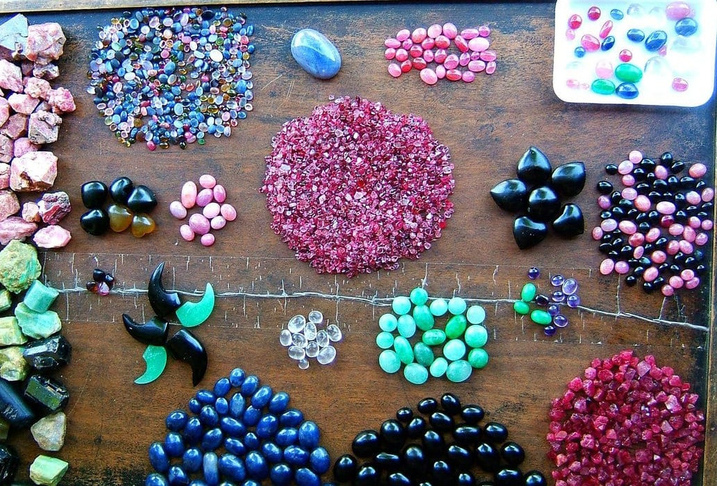 Từ lâu, huyện Lục Yên (tỉnh Yên Bái) được biết đến là một trong những thủ phủ đá quý lớn nhất Việt Nam. Tại đây, những viên ngọc quý đã được tìm thấy, giao dịch hàng trăm, hàng tỷ đồng. Ảnh: Mia