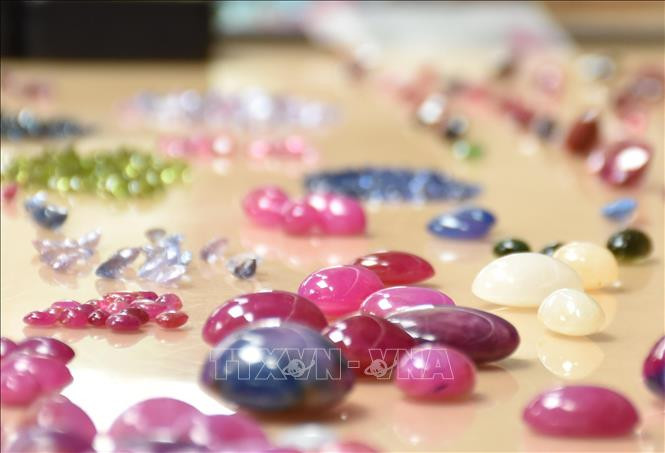 Đáng chú ý, những viên đá quý được bày bán như mớ rau, con cá ngoài chợ và đã hơn 30 năm qua ở khu chợ tiền tỷ này tuyệt nhiên chưa bao giờ xảy ra chuyện mất mát hay trộm cắp. Ảnh: Baotintuc