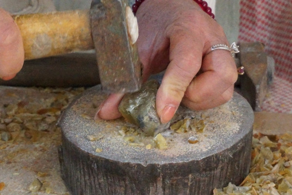 Đầu tiên là chọn đá, rửa sạch để ráo nước. Sau đó đập nhỏ để chọn màu vì cùng viên đá nhưng có nhiều màu khác nhau. Ảnh: Daidoanket