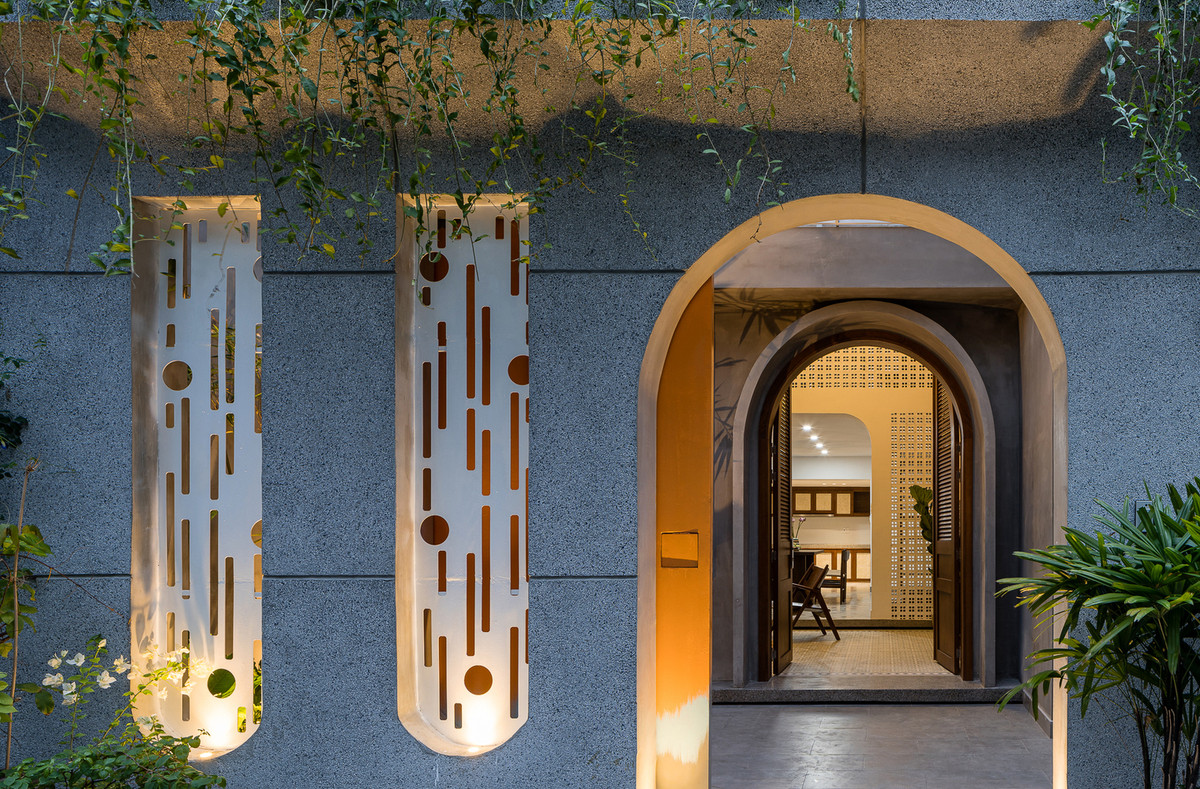 Đội ngũ thiết kế còn thêm các vòm nhỏ vào ngôi nhà để tạo ra nội thất tràn ngập ánh sáng với những mảng xanh.