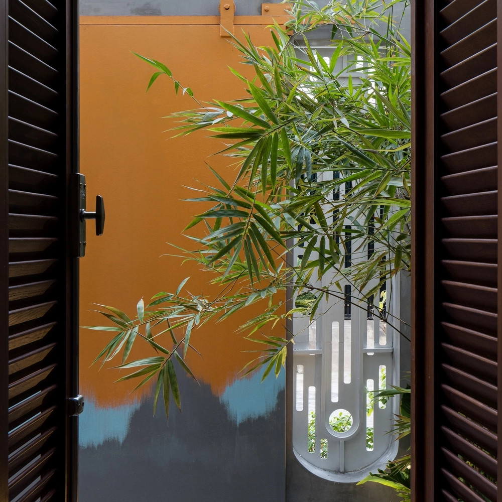 Cấu trúc hiện tại bao gồm một cửa chính với trần thấp. Trong thiết kế mới, sự khác biệt của chiều cao sàn được nhấn mạnh, vì vậy việc thay đổi chiều cao của cửa chính là cần thiết.