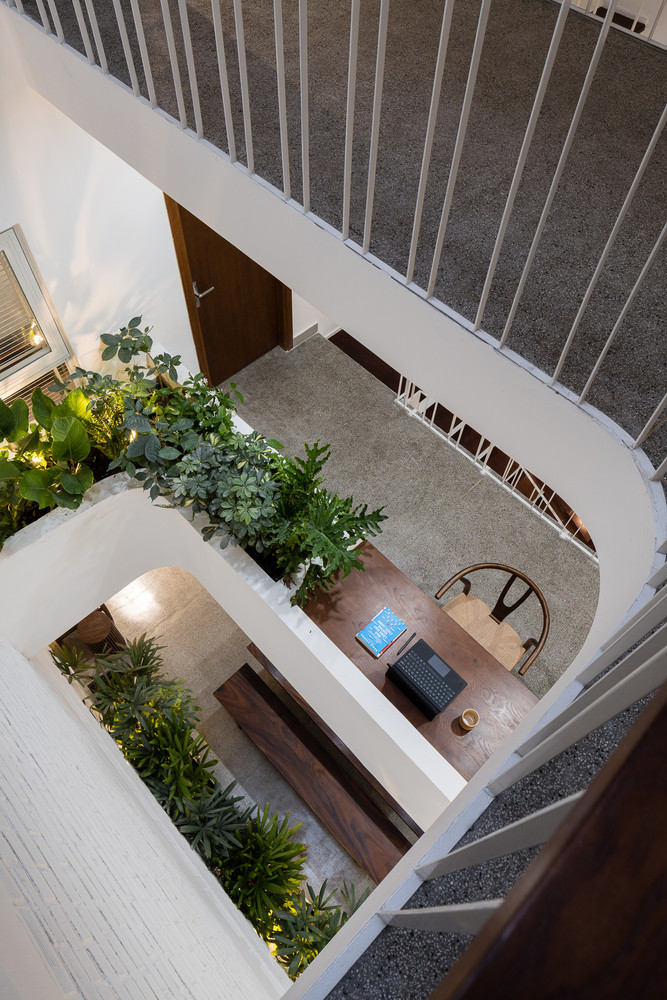 Giếng trời được mở rộng theo chiều dọc để tạo nên một hệ thống hài hòa giữa không gian động và không gian tĩnh.