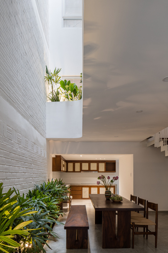 Các yếu tố tự nhiên lan rộng từ bên ngoài vào đến tận trong nhà mang lại sự cân bằng cần thiết. Nguồn ảnh: Quang Trần