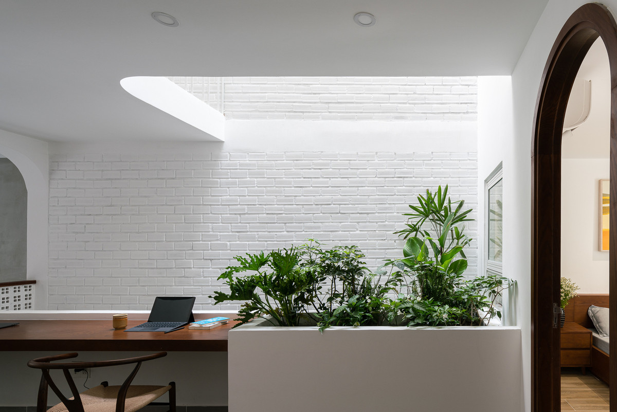 Để cung cấp đầy đủ các chức năng hàng ngày cho căn nhà, kiến trúc sư đã triển khai thêm tầng 2, cũng là sân thượng kết hợp.