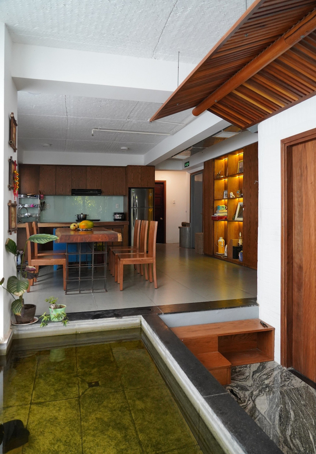 Bên trong nhà là nội thất màu gỗ ấm cúng. Ảnh: Ladesignstudio