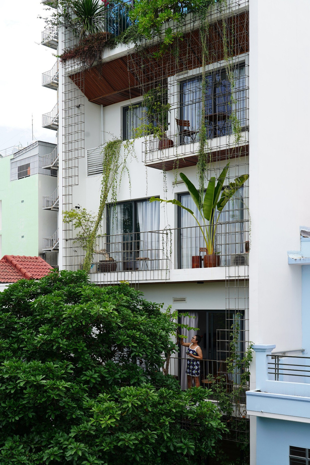 Các khoảng vườn treo còn có vai trò cách nhiệt cho căn nhà, nhiệt độ bên trong được cải thiện đáng kể so với những công trình bê tông xung quanh. Ảnh: Ladesignstudio