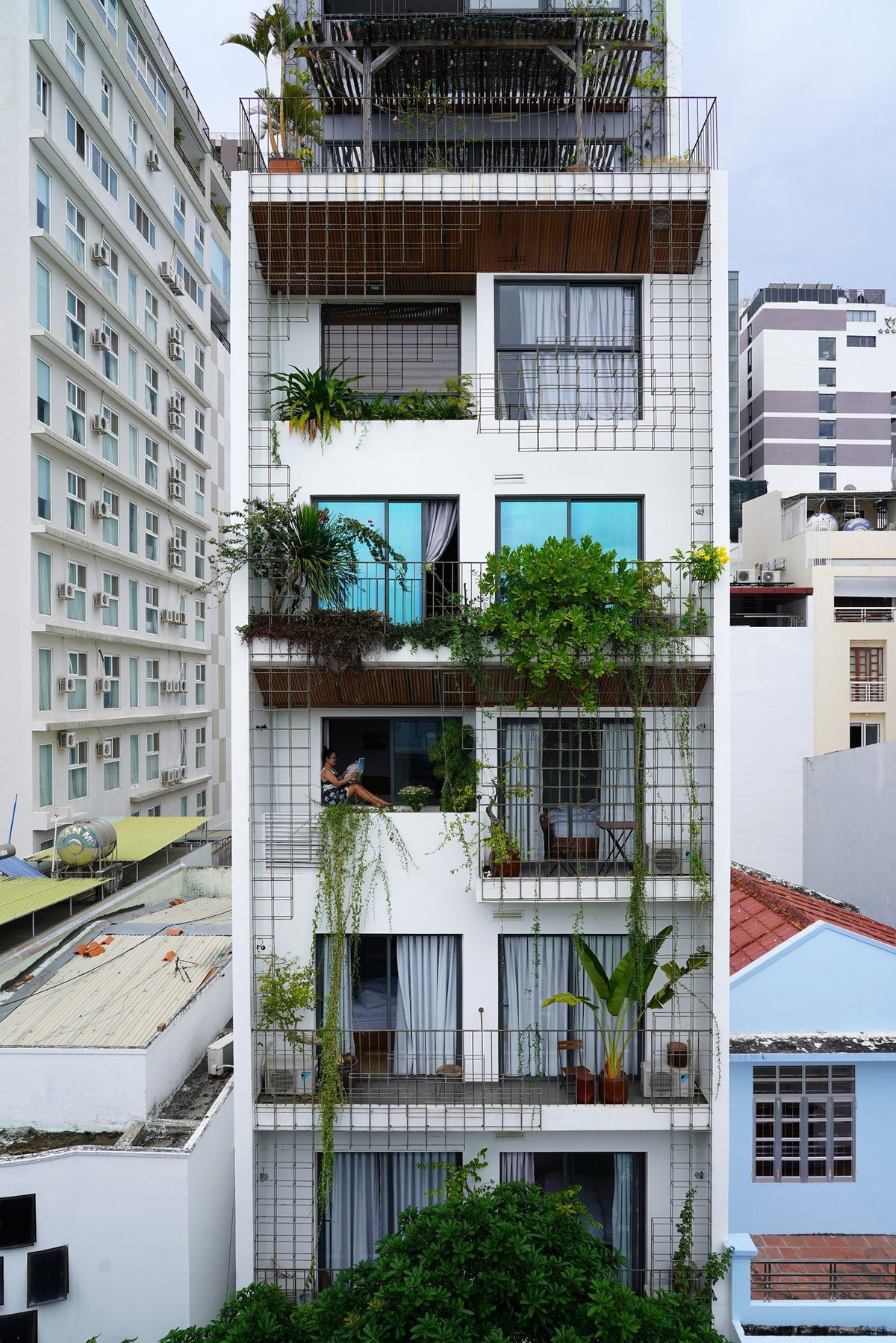 Tọa lạc tại TP Nha Trang, ngôi nhà bao gồm 2 khu chức năng, vừa phục vụ phòng nghỉ khách sạn – căn hộ dịch vụ, vừa là không gian sống cho gia đình ở tầng 2. Ảnh: Ladesignstudio