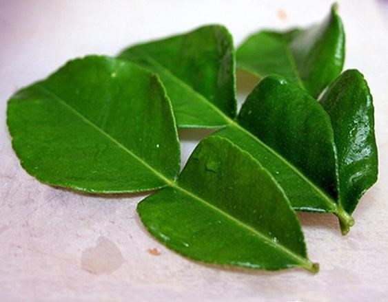 Trên trang web bán nông sản tại Anh Wattsfarms, lá chanh được bán với giá 3,99 bảng Anh cho 15g, tương đương hơn 120.000 đồng/15g và hơn 8 triệu đồng/kg. Ảnh: Facebook