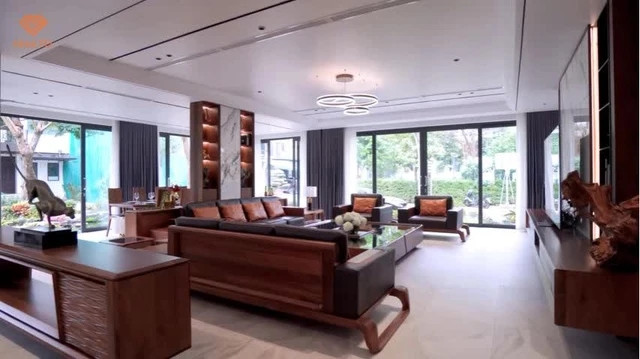 Muốn tặng mẹ không gian sống tối ưu, người con trai đã làm việc với ban quản lý để chỉnh lại một số thiết kế trong căn biệt thự hai mặt tiền.