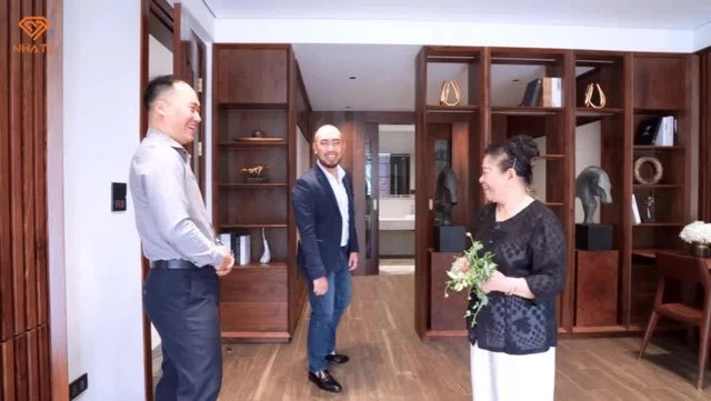 Vì thiết kế cho cụ bà 80 tuổi nên gam màu chủ đạo được sử dụng là nâu và trầm.