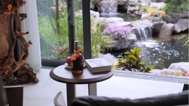 Hệ thống cửa kính đón ánh sáng được thiết kế theo dạng cửa trượt, giúp lưu thông không khí với khu vực sân vườn bên ngoài.