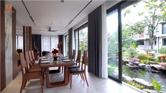 Đặc biệt, căn nhà có 3 khu vực bàn ăn, khu 10 người, khu 8 người, khu 2 người, phù hợp với sinh hoạt hàng ngày hay có khách hoặc con cháu về.