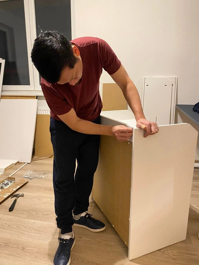 Bà xã Á hậu của Shark Hưng cũng thường xuyên chia sẻ hình ảnh chồng chăm chỉ làm việc nhà như: đi chợ, sửa chữa đồ đạc... giúp vợ.