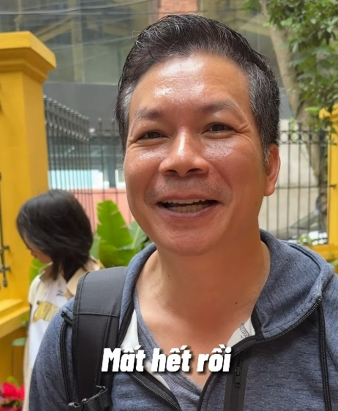 Trong một đoạn video hậu trường được hé lộ, Shark Hưng gây chú ý với chiếc áo khoác xám giản dị, khác hẳn với bộ vest bảnh bao trên truyền hình.