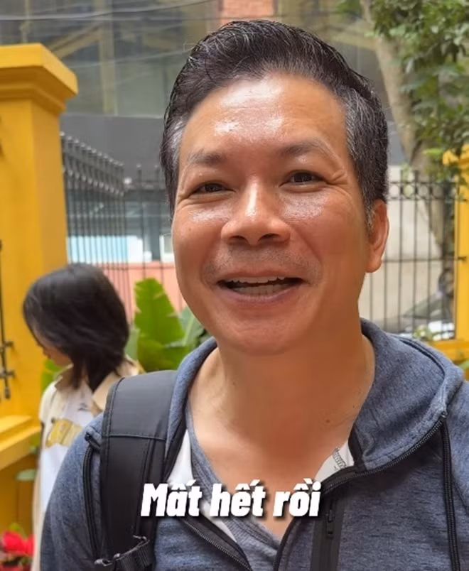 Trong một đoạn video hậu trường được hé lộ, Shark Hưng gây chú ý với chiếc áo khoác xám giản dị, khác hẳn với bộ vest bảnh bao trên truyền hình.