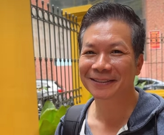 Ông bố 4 con cũng lộ nhiều tóc bạc. Nguồn ảnh: FBNV