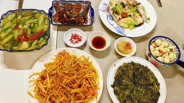 Nam doanh nhân không ngại vào bếp nấu cơm dành tặng vợ.