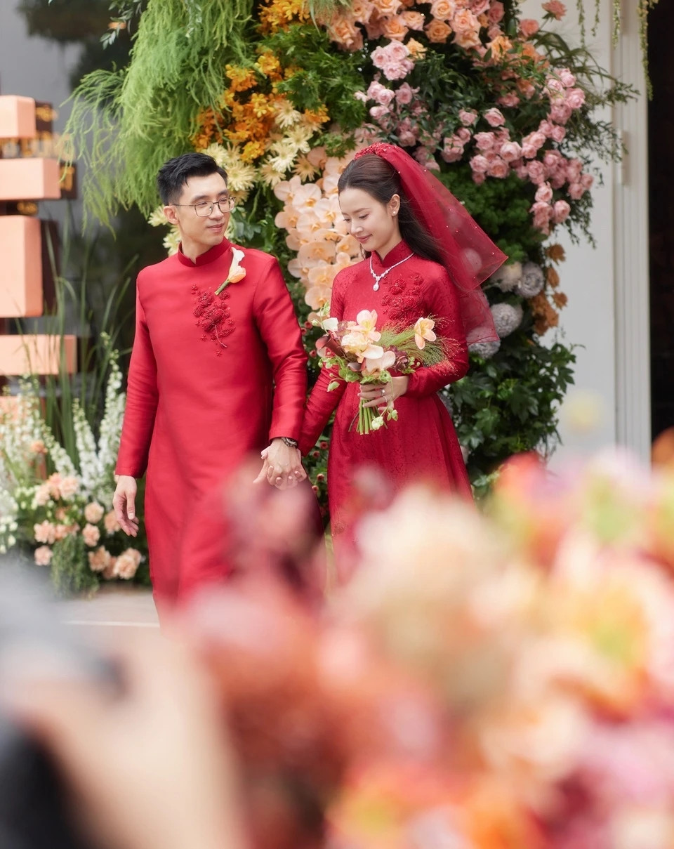 Sau hơn một năm gắn bó, Midu và Minh Đạt quyết định về chung nhà. Trong lễ vũ quy mới đây, Midu được trao bộ trang sức kim cương giá trị từ mẹ chồng. Ảnh: Znews